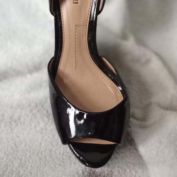 Shoes - Picture 8 of 9